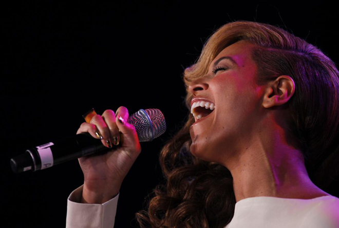 La clebre Beyonce, esposa del copropietario de los Nets Jay Z y fiel seguidora del equipo de Brooklyn, present a lo grande la XLVII Super Bowl de la NFL que se disputar en Nueva Orleans y que enfrentar a los San Francisco 49ers con los Baltimore Ravens.