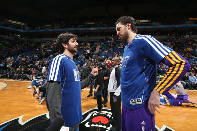 Ricky Rubio y Pau Gasol charlando en los prolegmenos del partido que enfrent a Timberwolves y Lakers.
