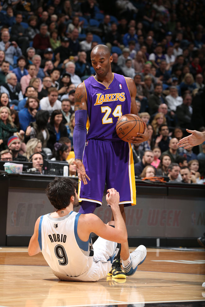 Kobe Bryant ayudando a Ricky Rubio durante el partido que los Lakers ganaron a los Timberwolves.