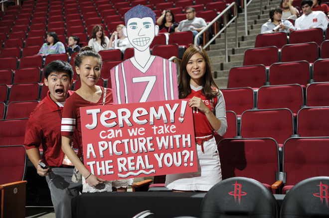 Jeremy Lin explot la pasada temporada e hizo temblar los cimientos de la NBA. Sin embargo, su traspaso a Houston y su juego le hicieron desaparecer. En los ltimos partidos parece haber encontrado el ritmo y con el la 'Linsanity'.