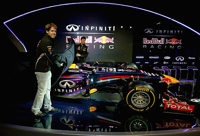 Los dos pilotos de Red Bull levantaron la manta para ense�ar el nuevo coche.