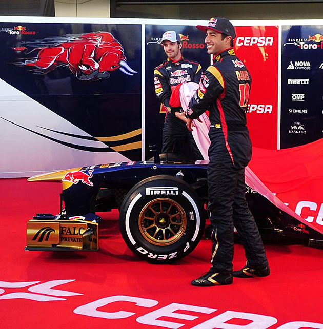 Daniel Ricciardo y Jean-Eric Vergne presentaron en el circuito de Jerez de la Frontera el nuevo monoplaza de Toro Rosso, el STR8.