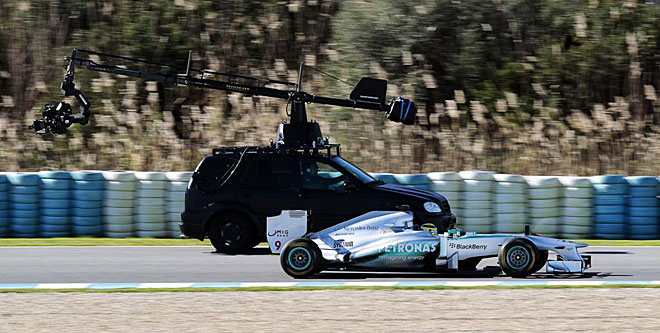 Un coche grabó al nuevo monoplaza de Mercedes en acción.