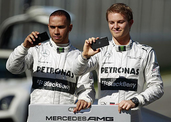 Lewis Hamilton y Nico Rosberg no dejaron de fotografiar con sus teléfonos móviles durante la presentación.