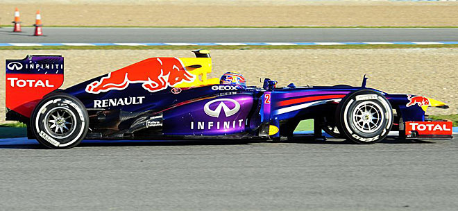 El piloto de Red Bull Mark Webber fue el encargado de rodar por primera vez con el RB9 con el que la escudera austriaca pretende lograr su cuarto Mundial consecutivo.