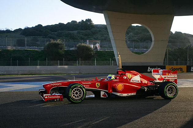 A las 9.05 parti el Ferrari F138 con Felipe Massa al volante.