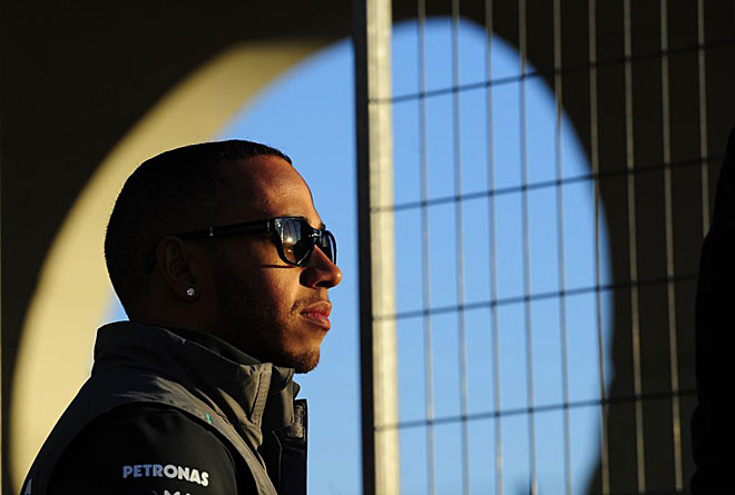 Lewis Hamilton no prob en el primer da de test en Jerez. An as el piloto de Mercedes no quiso perderse detalle de la sesin.