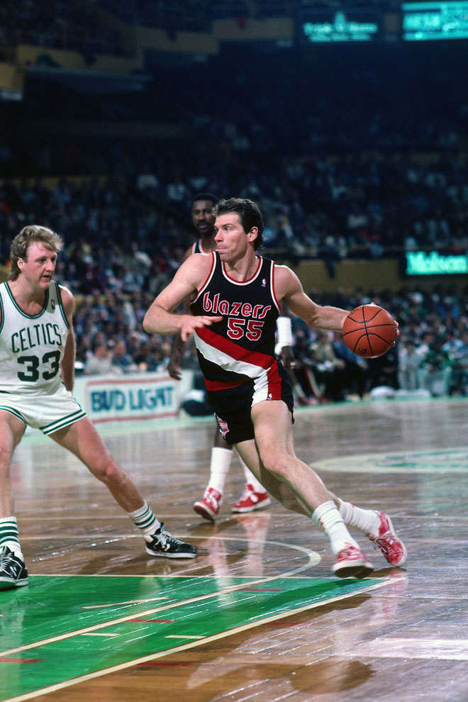 Kiki Vandeweghe jugando con los Blazers contra los Celtics de Larry Bird.