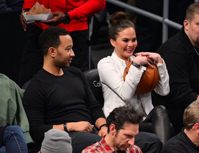 El actor y cantante John Legend, ganador de nueve premios Grammy, se despist con el escote de la famosa modelo Chrissy Teigen durante el partido que enfrent a Lakers y Nets en Brookly.