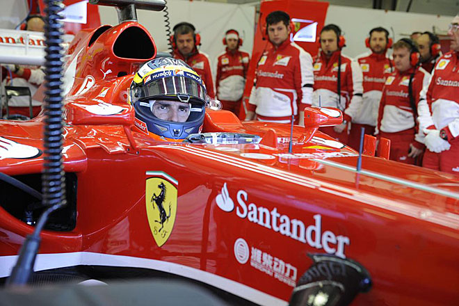 Pedro de la Rosa, justo antes de salir con el Ferrari F138 en su primer da de pruebas como piloto de la 'Scuderia'.