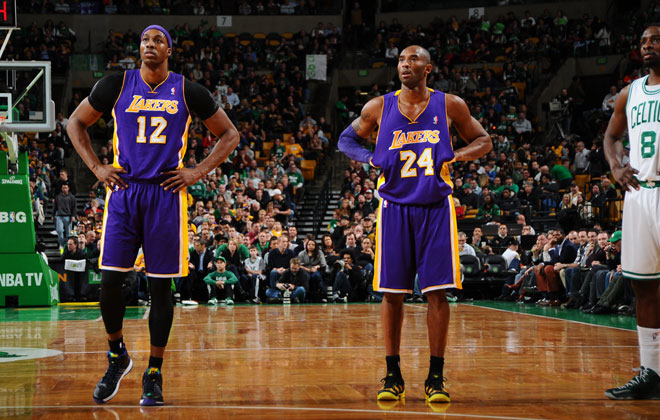 Dwight Howard y Kobe Bryant durante la derrota de los Lakers en Boston contra los Celtics.