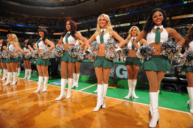 Las cheerleaders de los Celtics ayudaron a Boston a superar a los Lakers. 