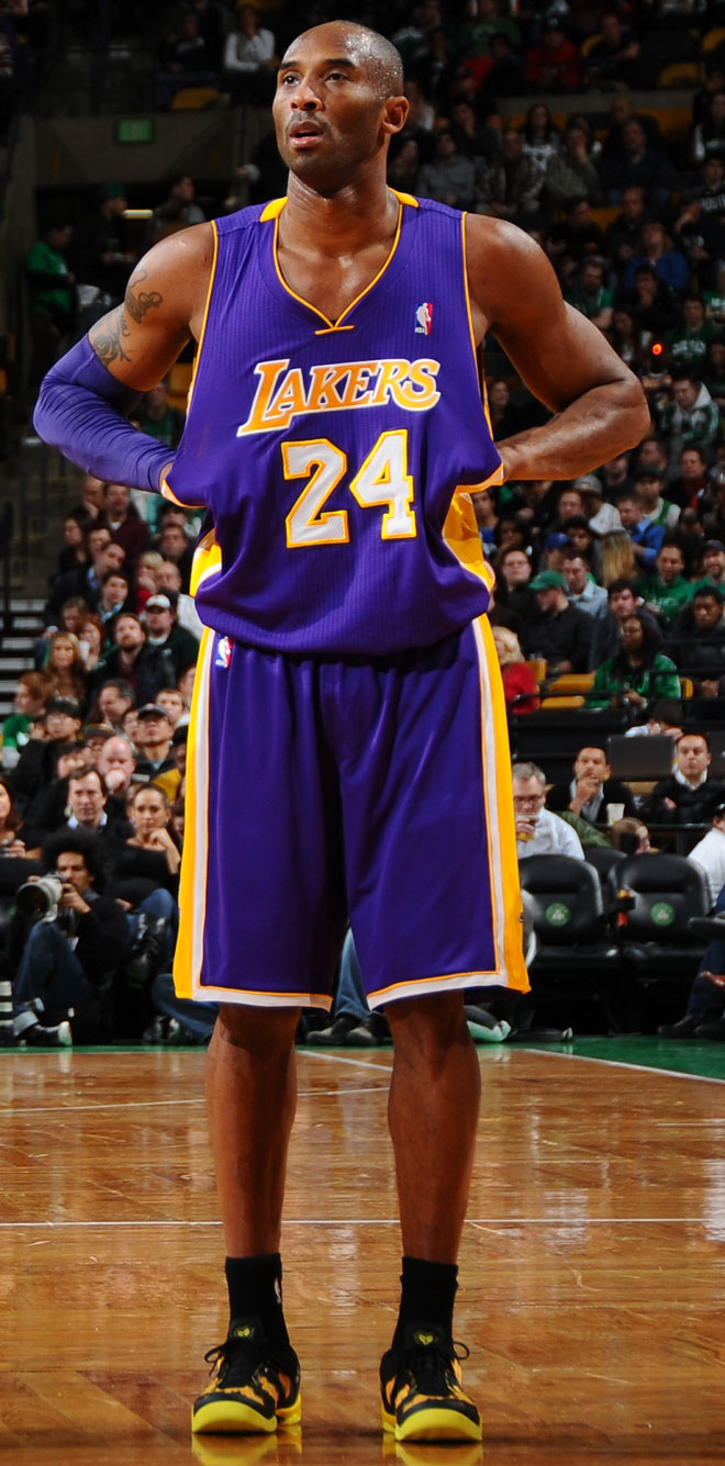 Kobe Bryant en los prolegmenos del partido que sus Lakers acabaron perdiendo contra los Celtics.