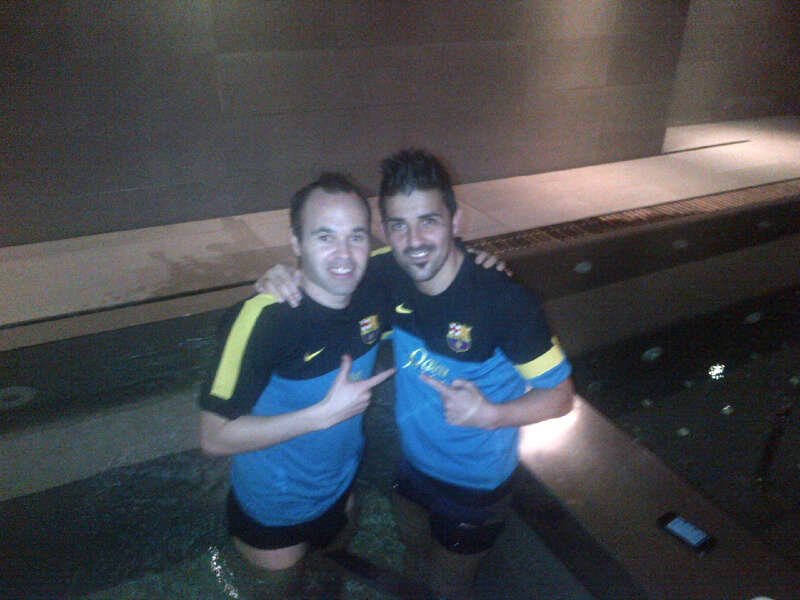 Andrs Iniesta ha colgado esta foto en su twitter oficial (@andresiniesta8) y ha escrito el siguiente mensaje:

Recuperando piernas con el @Guaje7villa despus del esfuerzo!! Qu gran maana!