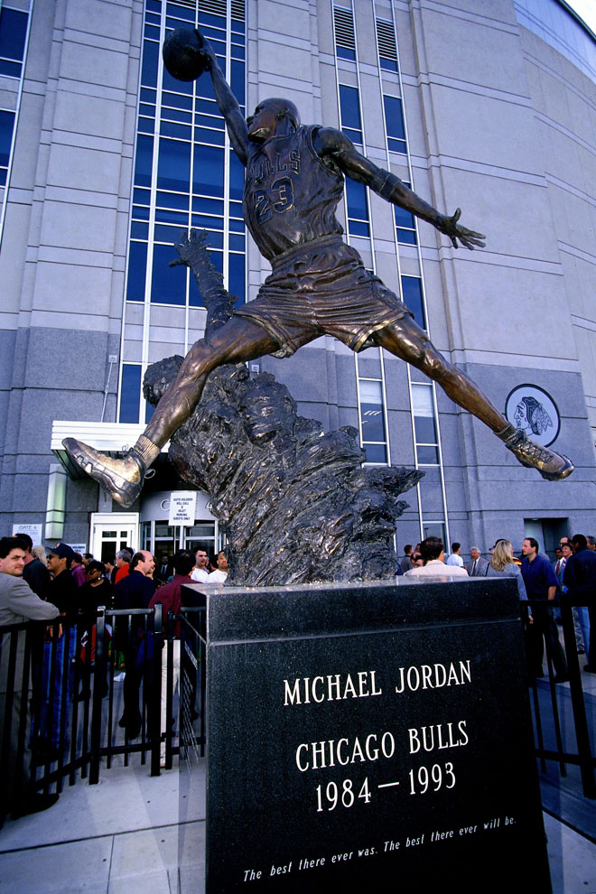 El 17 de febrero de 1963 vino al mundo en Brooklyn un niño llamado Michael Jeffrey Jordan y que años después se convirtió en el mejor jugador de baloncesto de todos los tiempos. 6 anillos de campeón de la NBA, 6 MVP de las Finales, 5 MVP de la NBA, 14 All Stars (3 MVP's), 10 Máximo Anotador, Rookie del Año (1985), Campeón de la NCAA (1982) y 2 oros olímpicos (84 y 92) son algunos de los éxitos individuales y colectivos de 'Air' Jordan, un mito universal que trascendió del mundo del baloncesto y del deporte.
