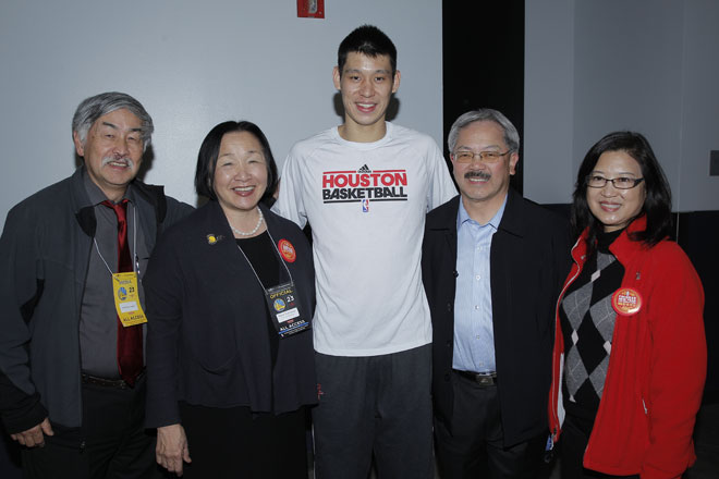 Los alcaldes de San Francisco y Oakland no quisieron perderse la oportunidad de tener un recuerdo junto a Jeremy Lin
