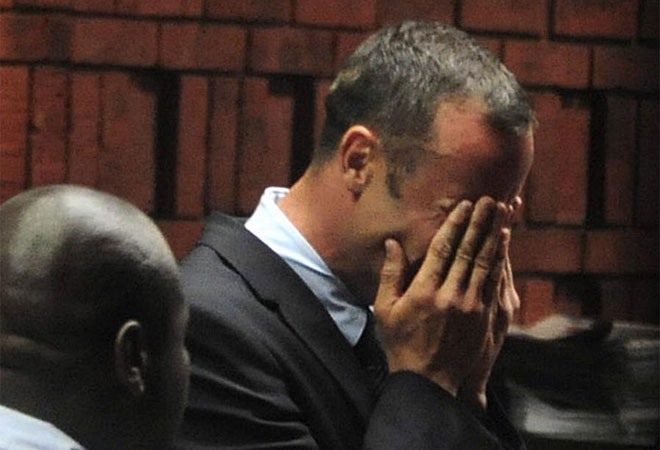 Oscar Pistorius rompi a llorar en la vista para aclarar el asesinato de su novia.