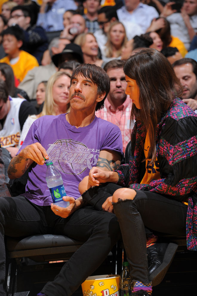 Anthony Kiedis, integrante de los Red Hot Chili Peppers, a pie de pista en el Staples durante el partido entre Lakers y Clippers.