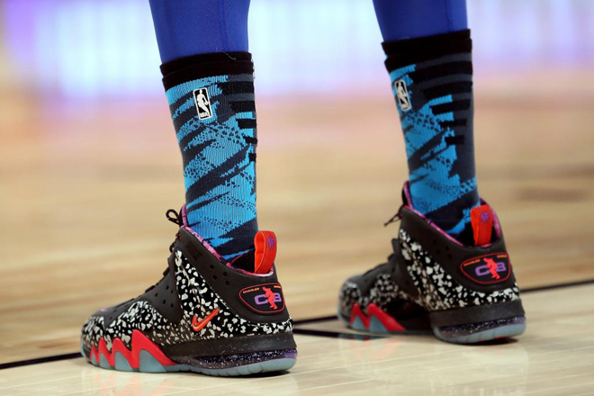 Anthony Davis luciendo sus flamantes Nike y arriesgados calcetines durante el partido de los jvenes del All Star Weekend.