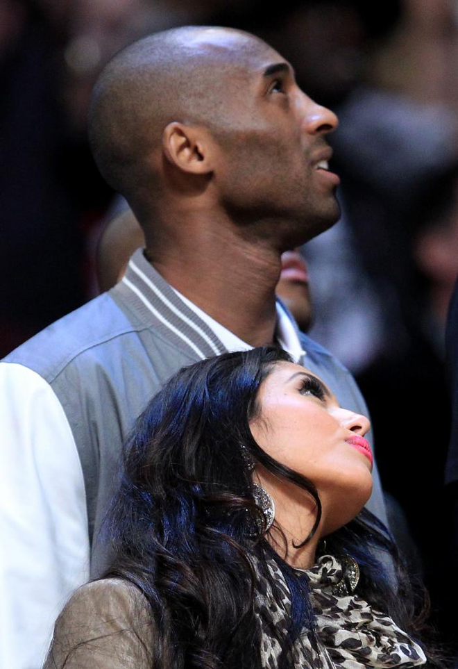 Kobe Bryant junto a su esposa Vanessa disfrutando del Concurso de Mates de la NBA.