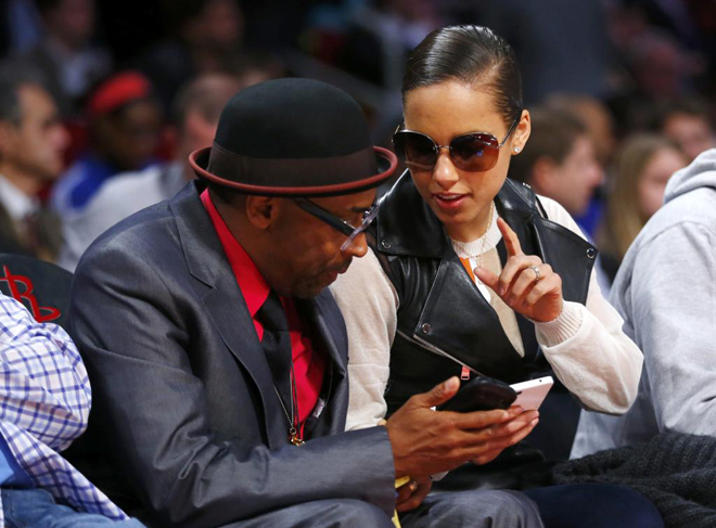 El director de cine Spike Lee charlando con la cantante Alicia Keys durante la noche de los concursos del All Star de la NBA.