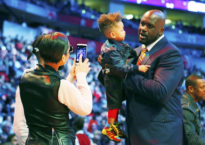 La cantante Alicia Keys no quiso perder la oportunidad de fotografiar a su hijo, Egypt Daoud Dean, en brazos de mastodntico Shaquille O'Neal durante la noche de los concursos del All Star.