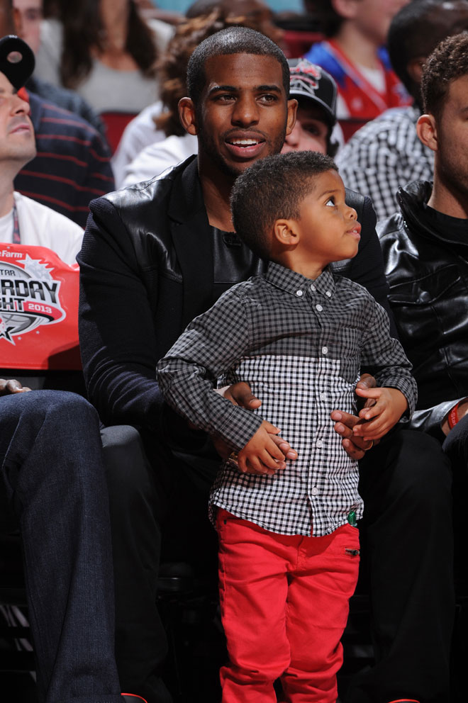 Chris Paul con su hijo, que es fan de Kobe Bryant, en brazos.