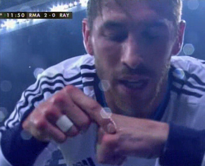 Ramos ense a las cmaras de Canal + su tatuaje: Paqui, su madre, a quien dedic el gol.