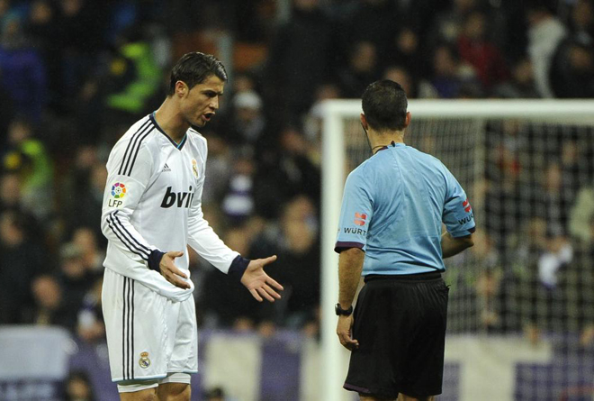 Cristiano protesta una decisin del rbitro, que dej con uno menos al Real Madrid tras expulsar a Ramos.