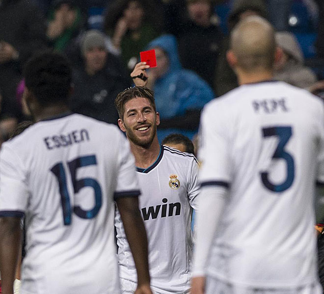 Ramos no pudo evitar una sonrisa mientras abandonaba el campo tras ver dos amarillas en apenas un minuto.