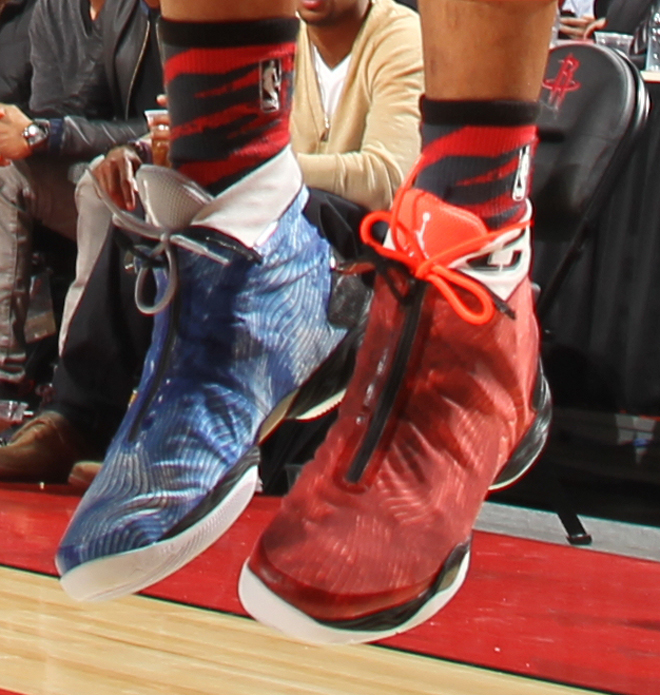 Russell Westbrook cambi sus Nike Jordan Brand con estilo reptil por... una de color diferente en cada pie!