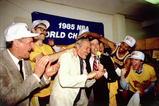 Jerry Buss, propietario de Los Angeles Lakers, playboy de la NBA y arquitecto del m�tico 'show time', ha fallecido a los 80 a�os, dejando para la historia de la NBA un total de diez 'anillos' conquistados desde su llegada al equipo californiano en 1979, con jugadores como Jabbar, Magic, Kobe y Shaquille.