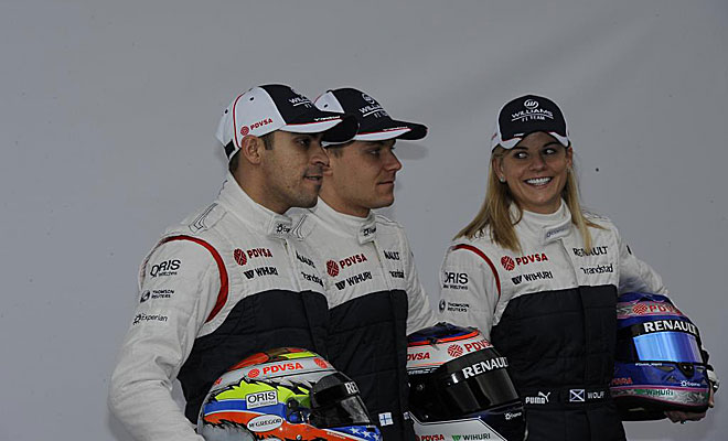 Pastor Maldonado y Valtteri Bottas, pilotos titulares de Williams, junto a Susie Wolff, piloto reserva.