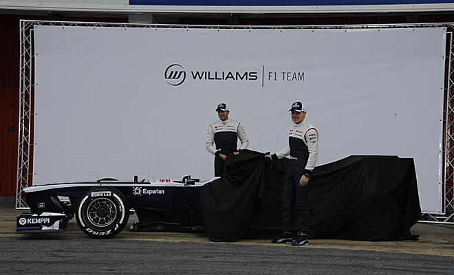 Maldonado y Bottas destapan la lona para mostrar el nuevo monoplaza.