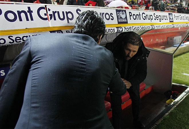 Emery y Simeone se saludaron antes del partido, como es habitual.