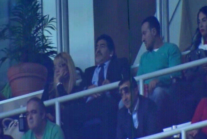 Diego Armando Maradona tampoco quiso perderse el Clsico y acudi al Santiago Bernabu para ver en directo el encuentro entre Real Madrid y Barcelona.