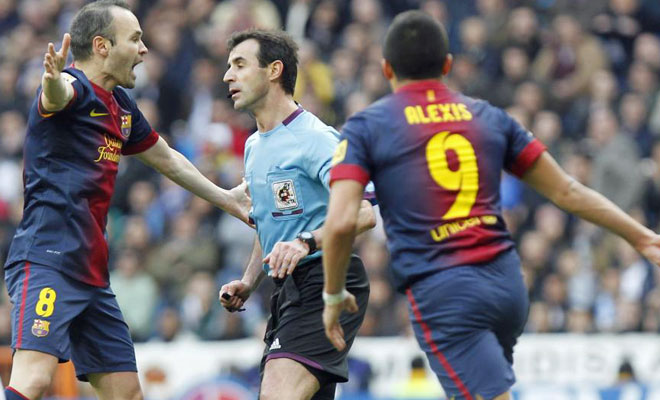 Iniesta y Alexis reclaman a Prez Lasa la ltima jugada del partido, en la accin de Sergio Ramos sobre Adriano.