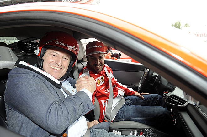 Jos Mara Rubio, colaborador de MARCA, disfrut de una vuelta al circuito de Montmel con Fernando Alonso a los mandos de un espectacular Ferrari 458.