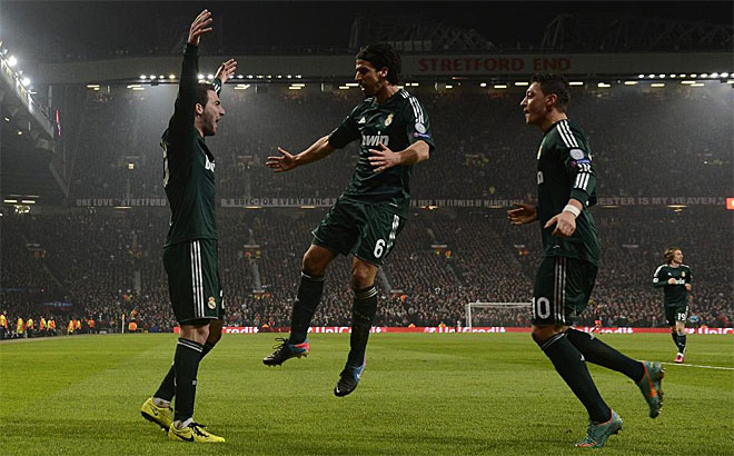 Higuan, Khedira y zil, celebrando el segundo gol del Real Madrid, el cual fue obra de Cristiano Ronaldo.