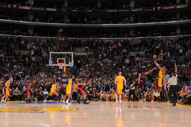 Kobe Bryant abri el frasco de las esencias para liderar a los Lakers ante Toronto.