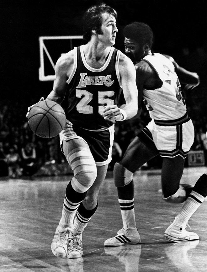 Gail Goodrich fue el primer gran nombre de los Bruins. El jugador gui a la Universidad de California Los Angeles a sus dos primeros ttulos universitarios. Goodrich lleg a la NBA y disput cinco veces el All Star, aunque pasara a la historia como el hombre que hizo posible la llegada de Magic a los Lakers con su traspaso a los Jazz.