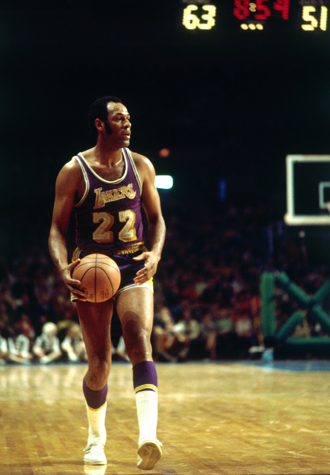 Si hay un jugador maldito en lo que a la consecucin del anillo se refiere, se es Elgin Baylor. Durante 14 temporadas fue la gran figura de los Lakers (27,4 puntos y 13,5 rebotes), pero siempre se top con los Celtics de Russell y Auerbach. En la temporada 70-71 se vio obligado a retirarse por una lesin. Ese ao los Lakers ganaron el campeonato.