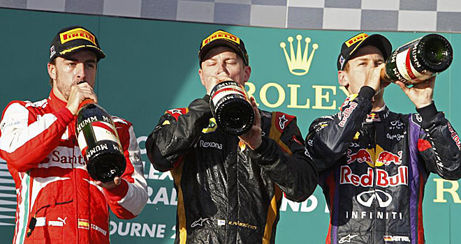 Los tres del podio, Alonso, Rikknen y Vettel, beben champn.