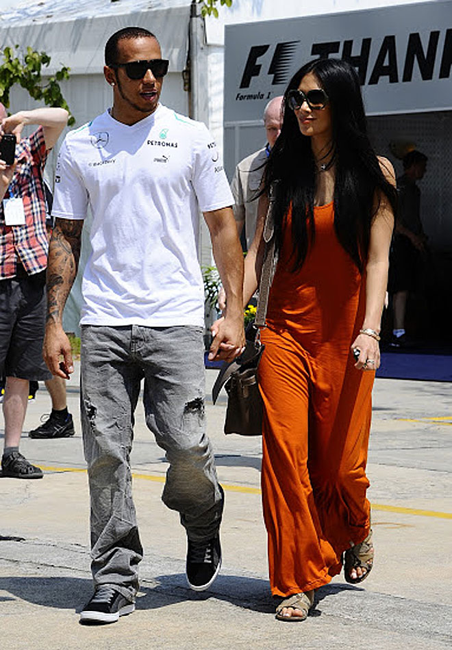 Nicole Scherzinge​r y Lewis Hamilton, en el circuito de Sepang.
