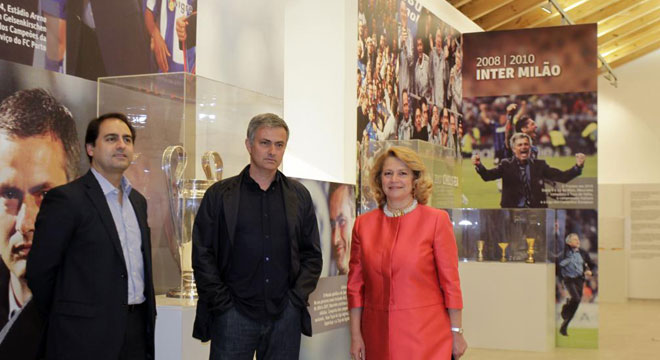 El entrenador del Real Madrid inaugura una exposicin que recoge sus ttulos e imgenes en los 50 aos de vida.