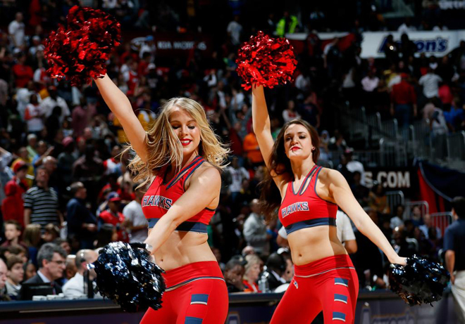 Las cheerleaders de los Hawks ayudaron a su equipo a ganar a los Magic.