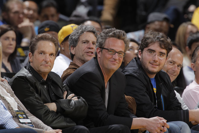 Peter Guber, propietario de los Warriors, y el actor Matthew Perry, el recordado Chandler de la serie Friends, presenciando a pie de pista el partido contra los Blazers.