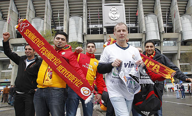 La aficin del Galatasaray 'tom' pacficamente los aledaos del Bernabu en las horas previas al partido entre su equipo y el Real Madrid.
