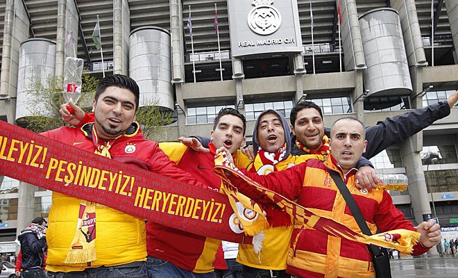 La aficin del Galatasaray 'tom' pacficamente los aledaos del Bernabu en las horas previas al partido entre su equipo y el Real Madrid.