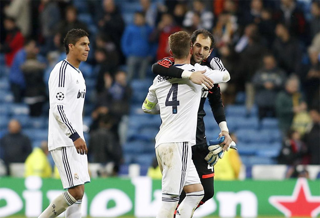 Ramos y Diego Lpez se abrazaron tras la victoria. El trabajo estaba bien hecho.